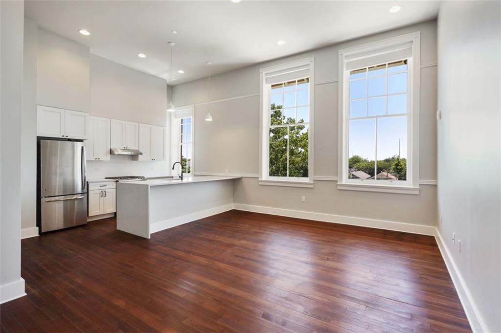 800 N RENDON Street 201