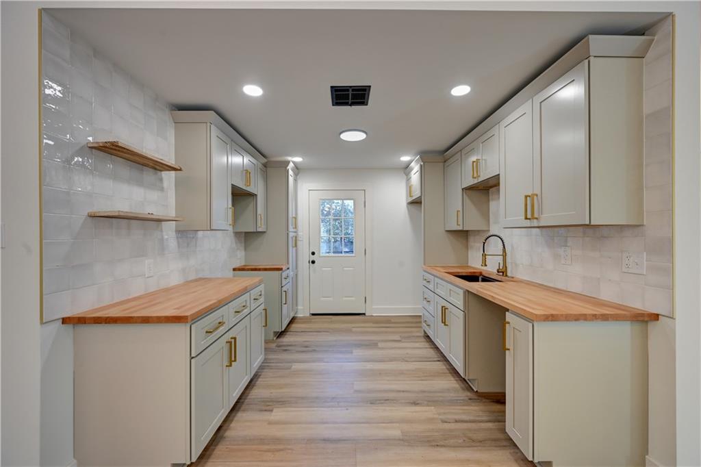 New Orleans, Louisiana 70113, United States, 3 Bedrooms Bedrooms, ,2 BathroomsBathrooms,Residential,Active,221252