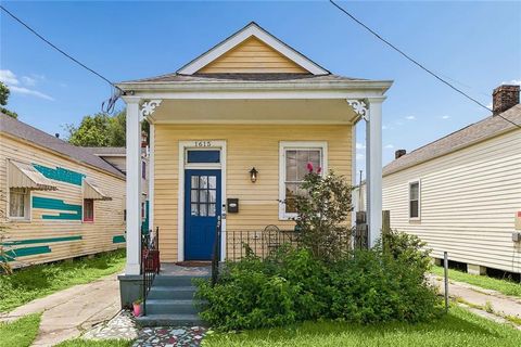 Photo of 1615 HOLLYGROVE Street, New Orleans, LA 70118 (MLS # 2559100)