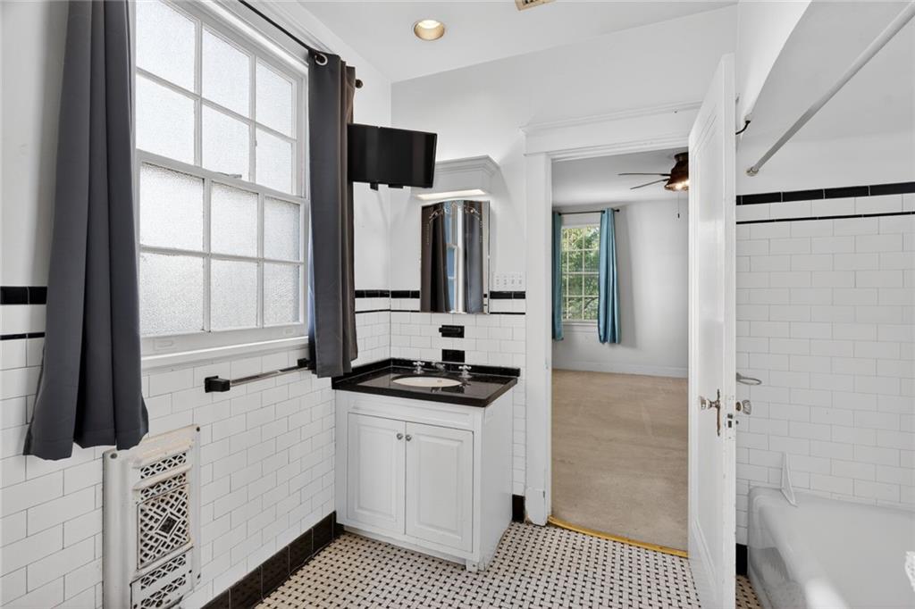 New Orleans, Louisiana 70115, United States, 3 Bedrooms Bedrooms, ,3 BathroomsBathrooms,Residential,Active,194568