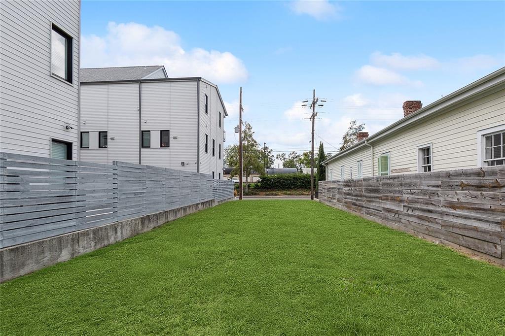 3423 CHARTRES Street