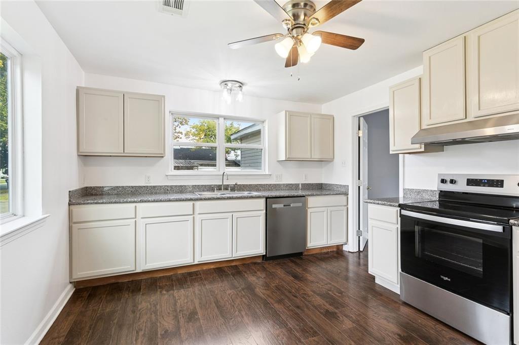 2136 E BEAUREGARD Street