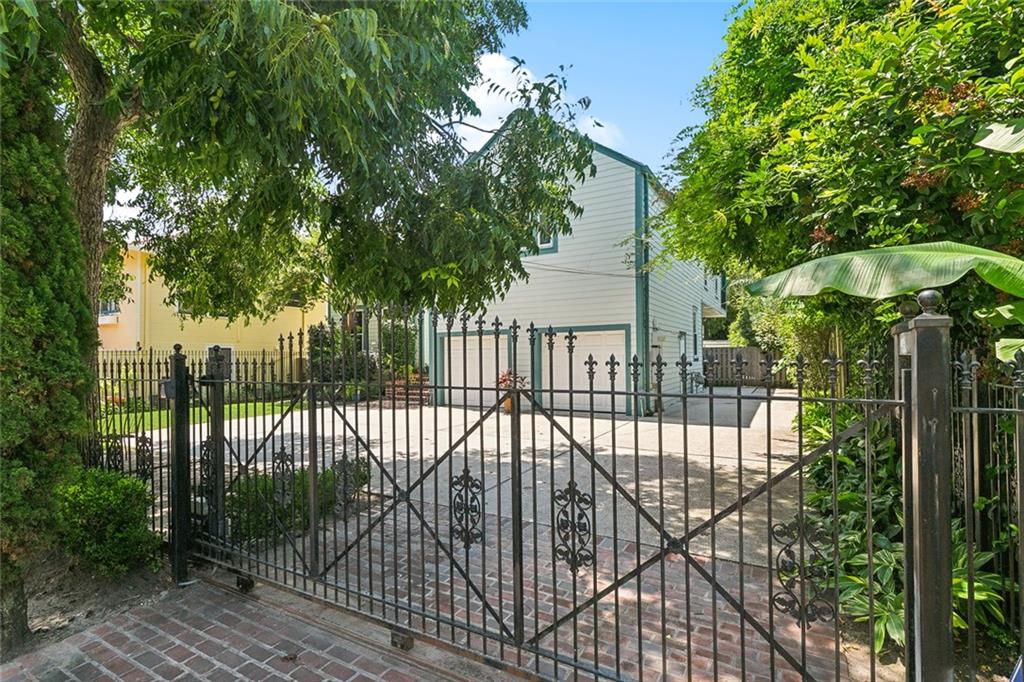 2820 DESOTO Street