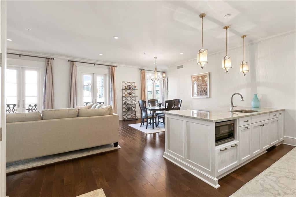 700 MAGAZINE Street 402