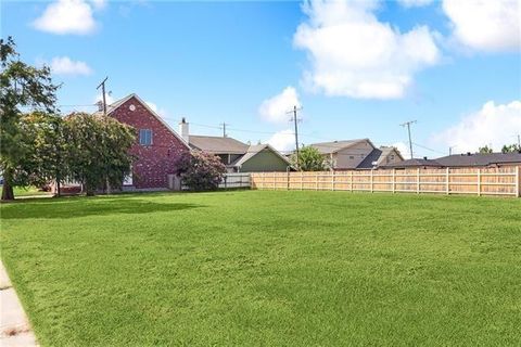 800 COUGAR Drive Arabi LA 70032