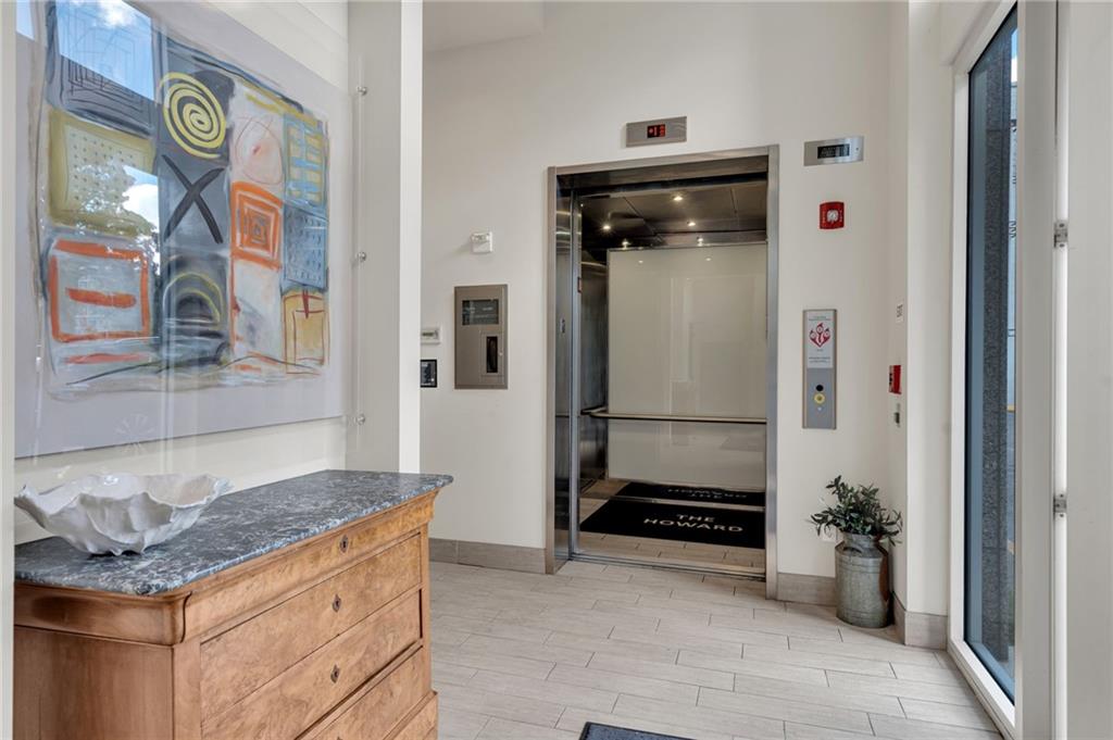833 HOWARD Avenue 301