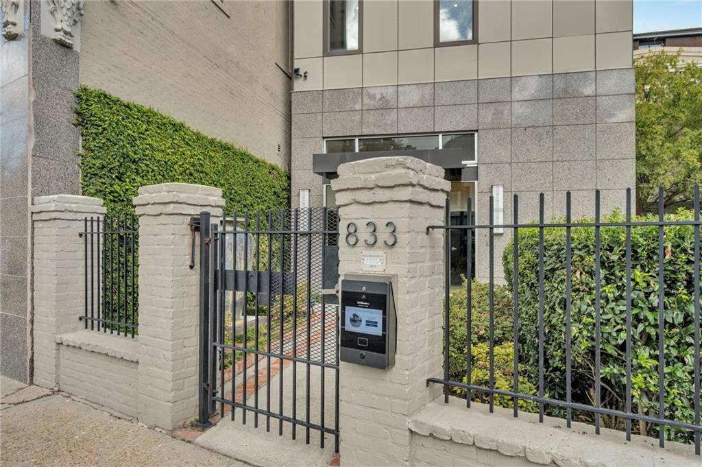 833 HOWARD Avenue 301