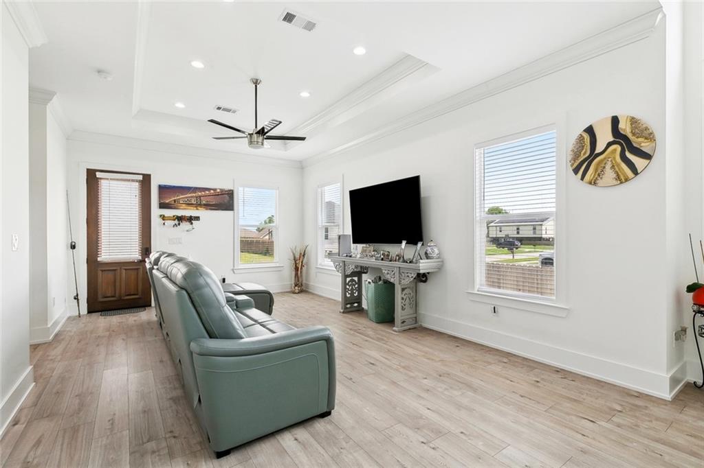 67 W CLAIBORNE Square