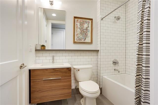 New Orleans, Louisiana 70130, United States, 2 Bedrooms Bedrooms, ,2 BathroomsBathrooms,Residential,Pending,70098