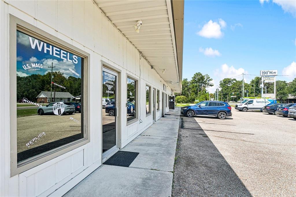 1365-1389 W GAUSE Boulevard