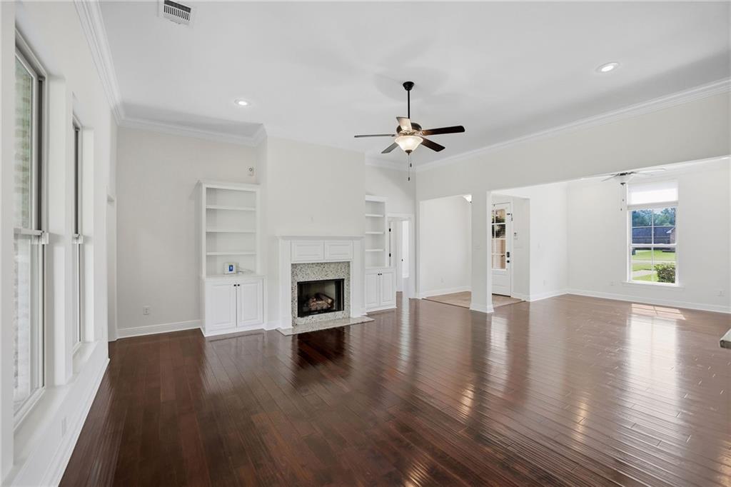 8929 GREENLEAVES Drive