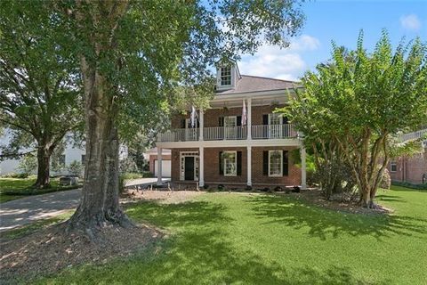 4 MUIRFIELD Place New Orleans LA 70131
