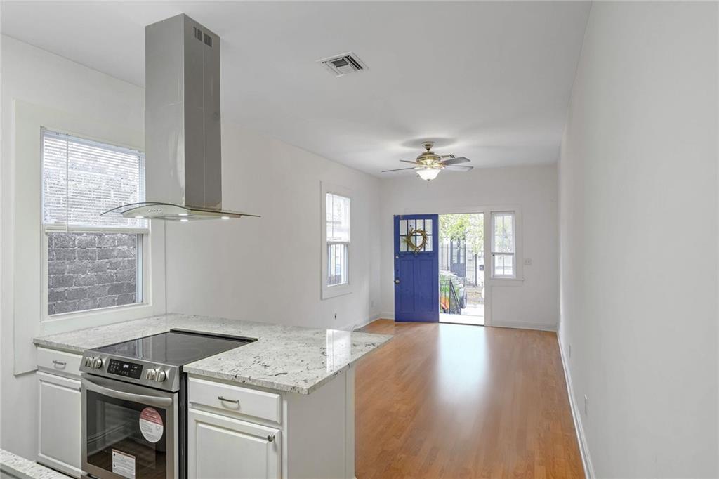 New Orleans, Louisiana 70130, United States, 2 Bedrooms Bedrooms, ,1 BathroomBathrooms,Residential,Pending,33904