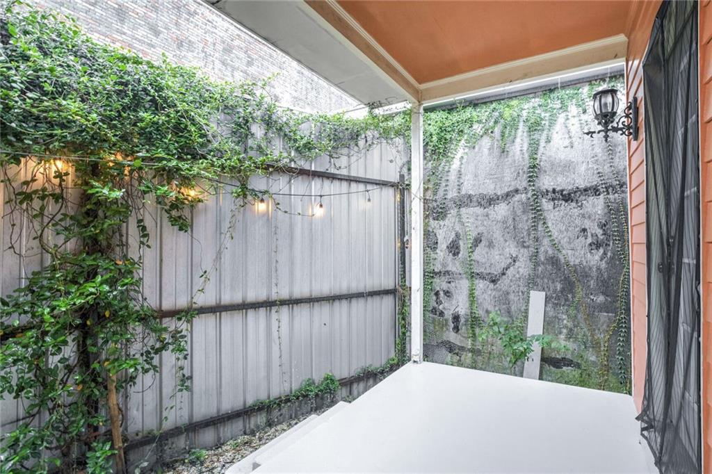 New Orleans, Louisiana 70130, United States, 2 Bedrooms Bedrooms, ,1 BathroomBathrooms,Residential,Pending,33904