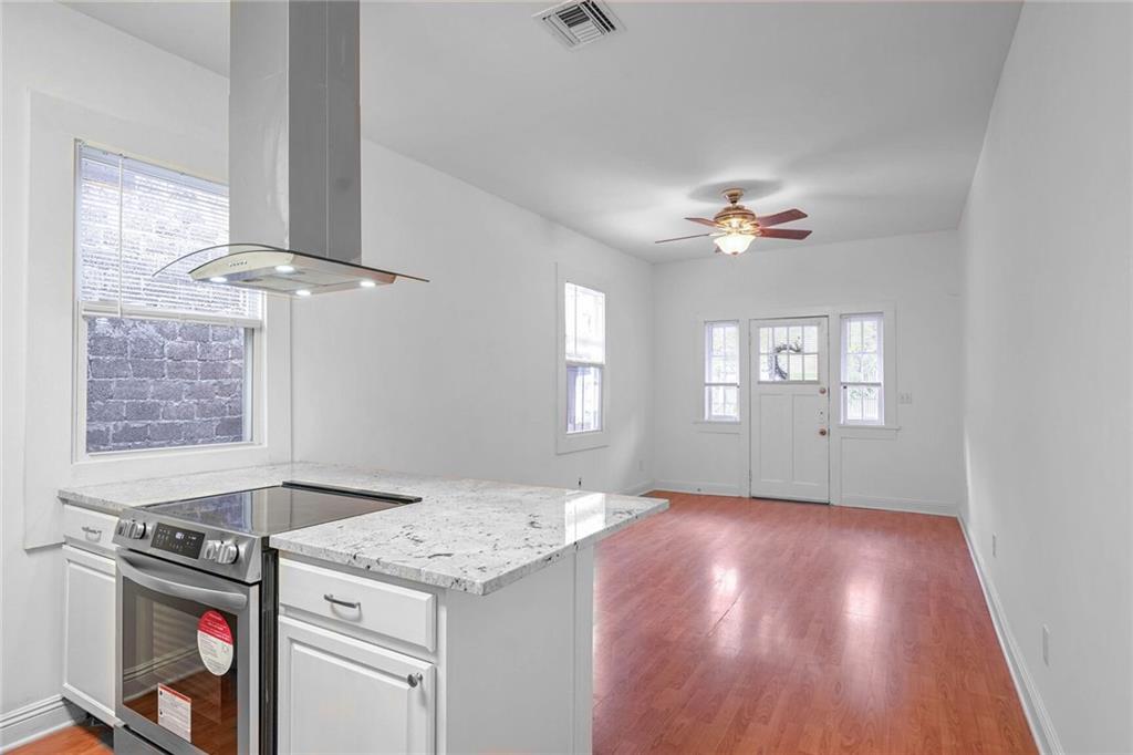 New Orleans, Louisiana 70130, United States, 2 Bedrooms Bedrooms, ,1 BathroomBathrooms,Residential,Pending,33904