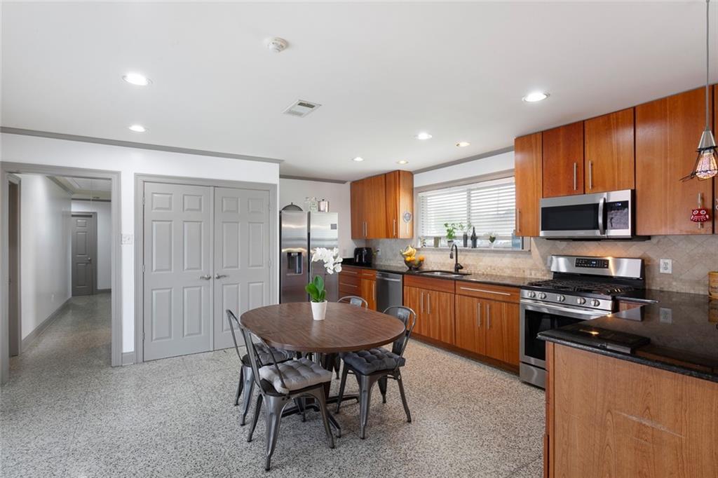 New Orleans, Louisiana 70122, United States, 3 Bedrooms Bedrooms, ,3 BathroomsBathrooms,Residential,Active,32063