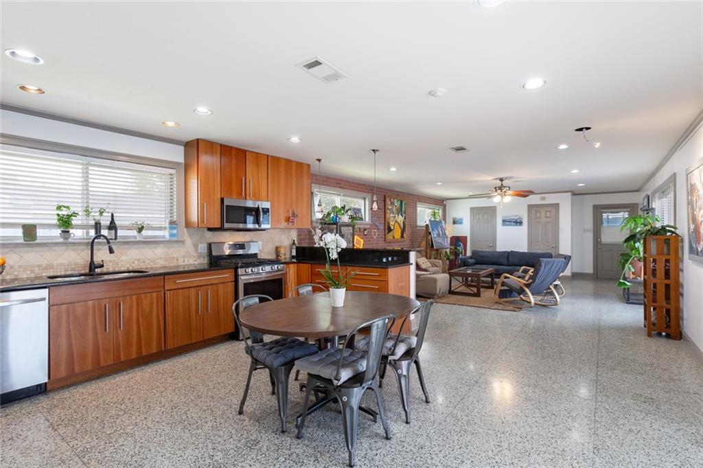 New Orleans, Louisiana 70122, United States, 3 Bedrooms Bedrooms, ,3 BathroomsBathrooms,Residential,Active,32063