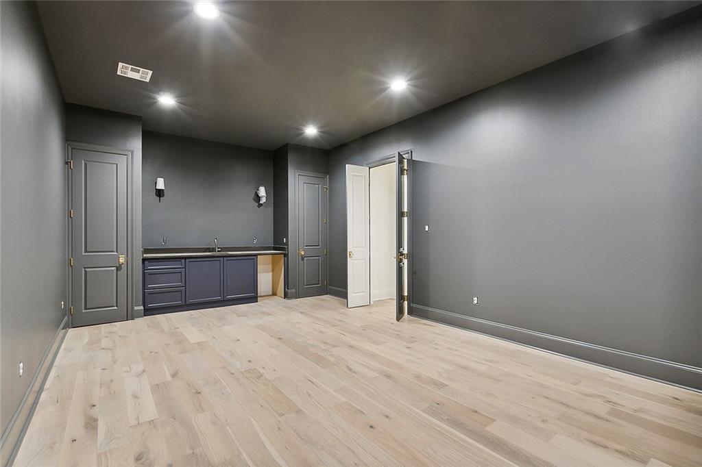 Mandeville, Louisiana 70471, United States, 5 Bedrooms Bedrooms, ,6 BathroomsBathrooms,Residential,Pending,97175