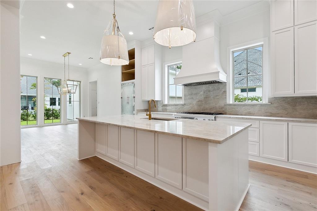 Mandeville, Louisiana 70471, United States, 5 Bedrooms Bedrooms, ,6 BathroomsBathrooms,Residential,Pending,97175