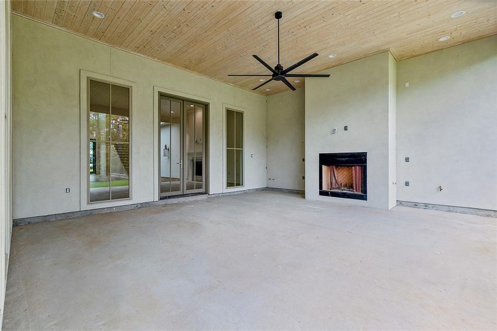 Mandeville, Louisiana 70471, United States, 5 Bedrooms Bedrooms, ,6 BathroomsBathrooms,Residential,Pending,97175