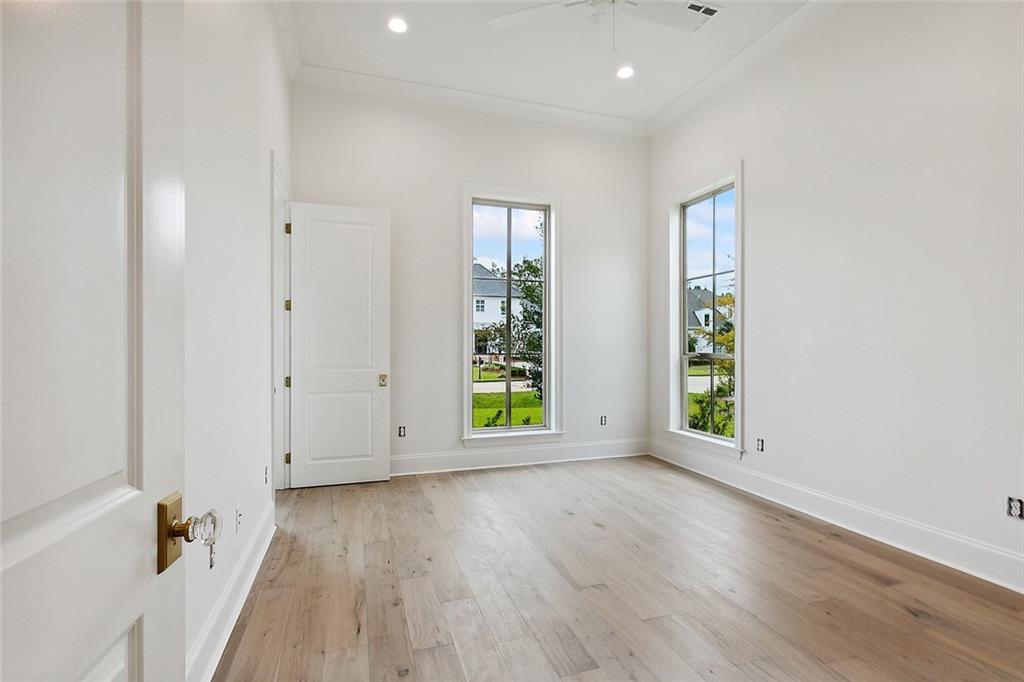 Mandeville, Louisiana 70471, United States, 5 Bedrooms Bedrooms, ,6 BathroomsBathrooms,Residential,Pending,97175