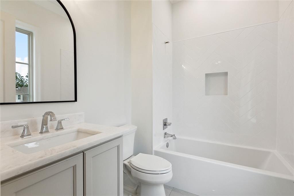 Mandeville, Louisiana 70471, United States, 5 Bedrooms Bedrooms, ,6 BathroomsBathrooms,Residential,Pending,97175