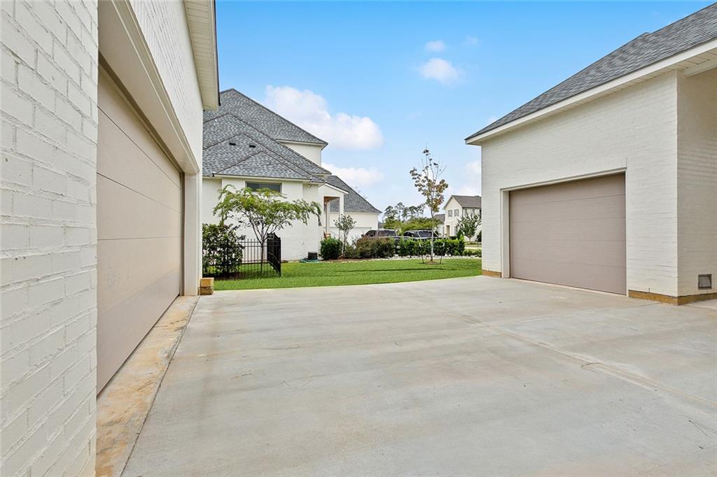 Mandeville, Louisiana 70471, United States, 5 Bedrooms Bedrooms, ,6 BathroomsBathrooms,Residential,Pending,97175