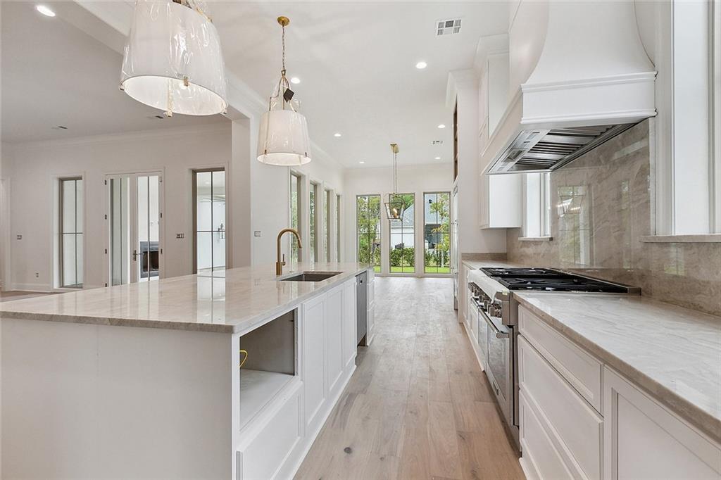 Mandeville, Louisiana 70471, United States, 5 Bedrooms Bedrooms, ,6 BathroomsBathrooms,Residential,Pending,97175