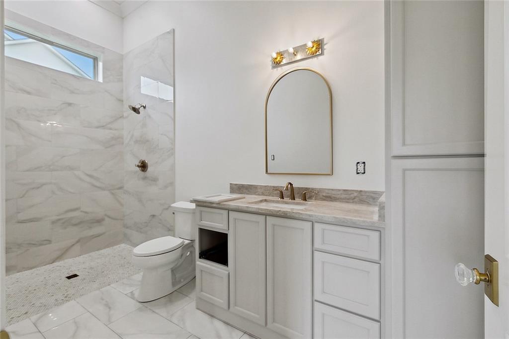 Mandeville, Louisiana 70471, United States, 5 Bedrooms Bedrooms, ,6 BathroomsBathrooms,Residential,Pending,97175