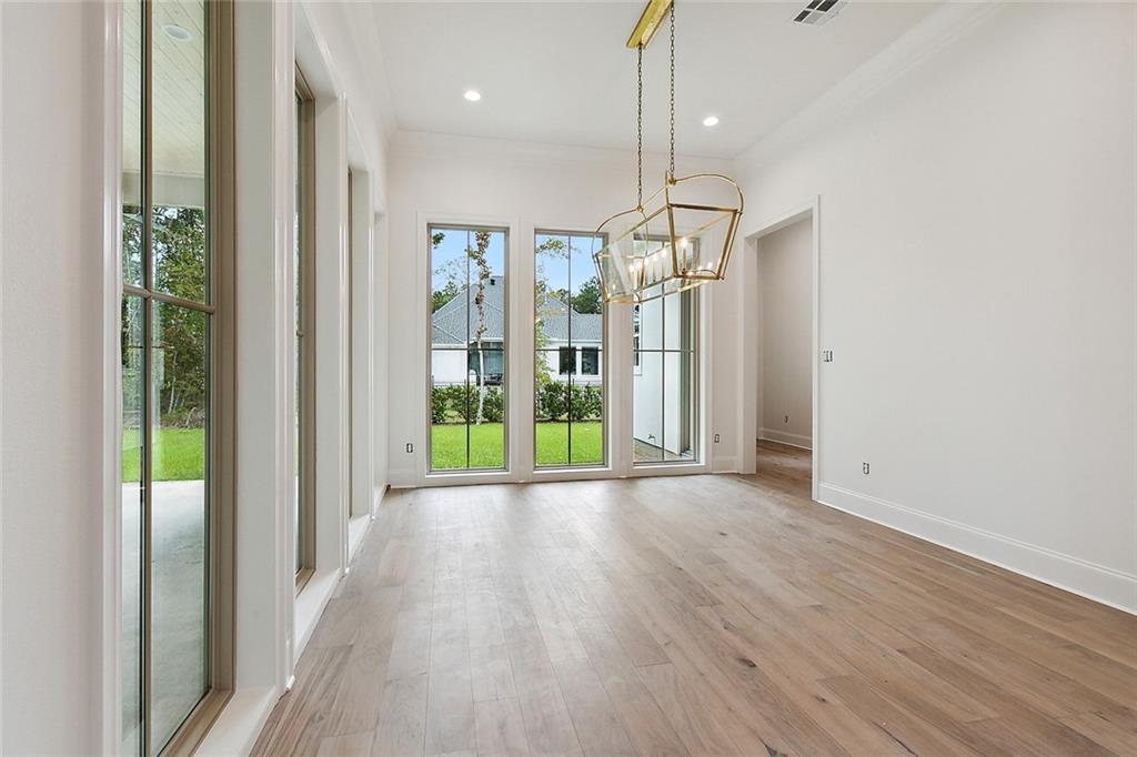 Mandeville, Louisiana 70471, United States, 5 Bedrooms Bedrooms, ,6 BathroomsBathrooms,Residential,Pending,97175