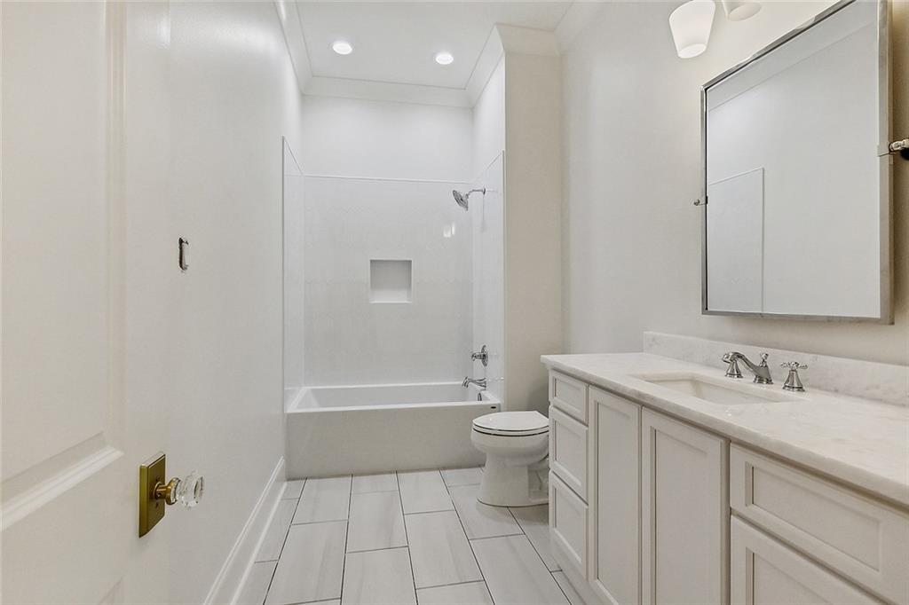 Mandeville, Louisiana 70471, United States, 5 Bedrooms Bedrooms, ,6 BathroomsBathrooms,Residential,Pending,97175