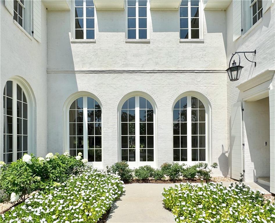 10 THUNDERBIRD Drive