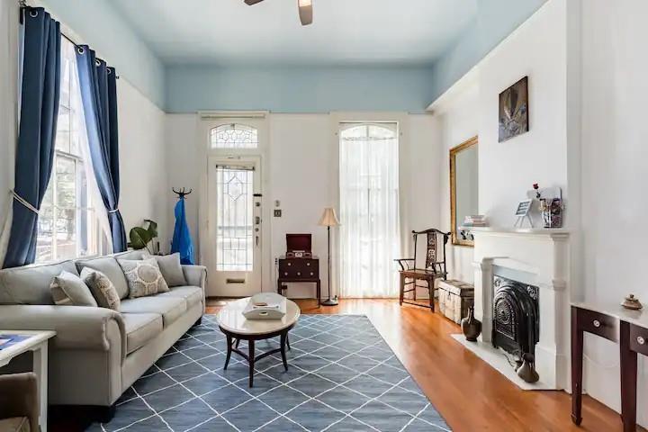 2109-11 CHARTRES Street