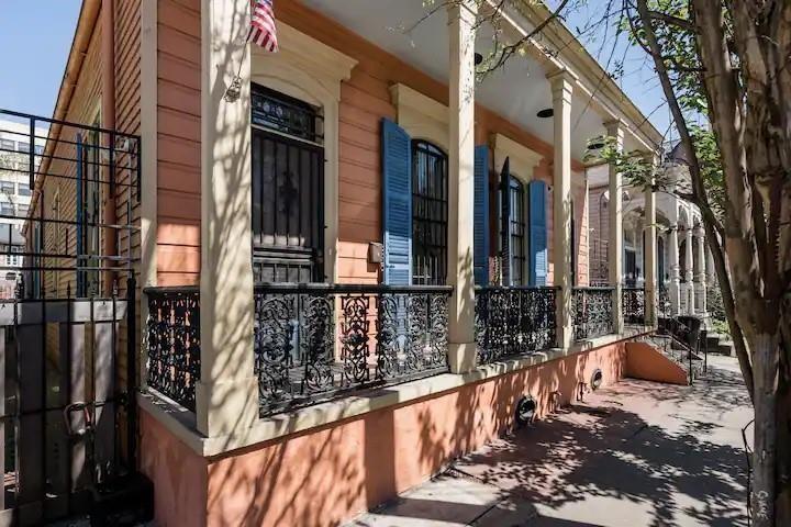 2109-11 CHARTRES Street