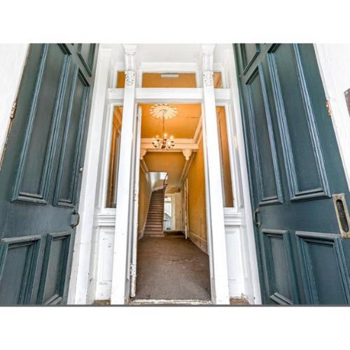 908-10 ESPLANADE Avenue