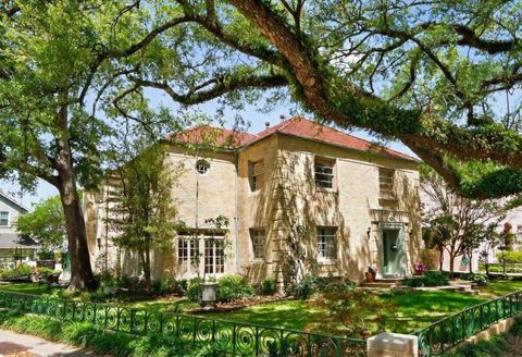 Photo of 4200 VENDOME Place, New Orleans, LA 70125 (MLS # 2553357)