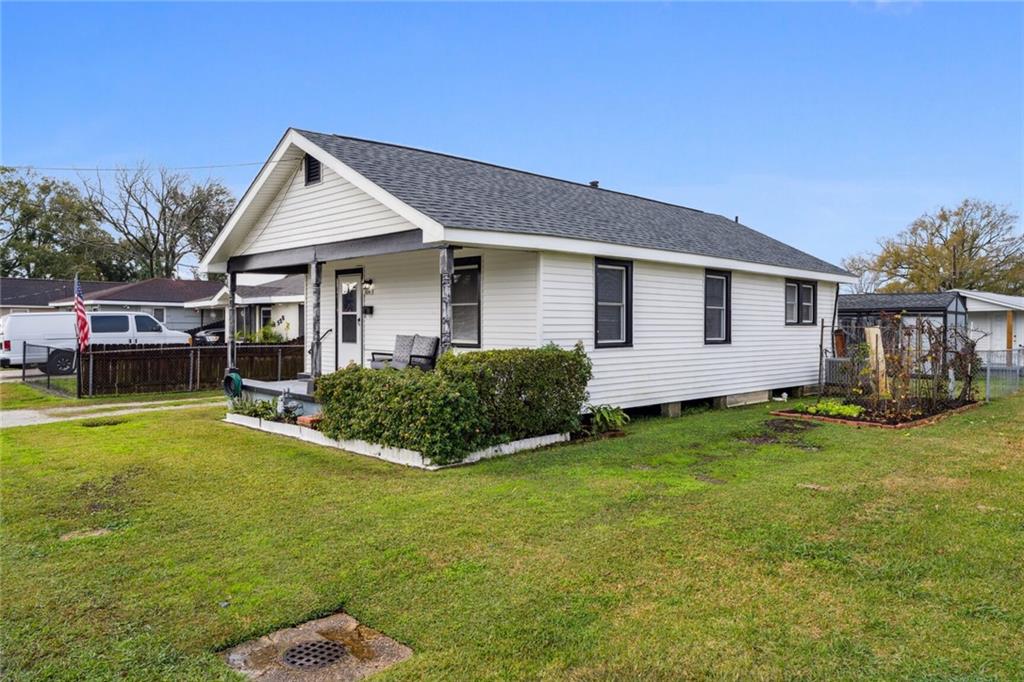 Marrero, Louisiana 70072, United States, 2 Bedrooms Bedrooms, ,1 BathroomBathrooms,Residential,Pending,67369