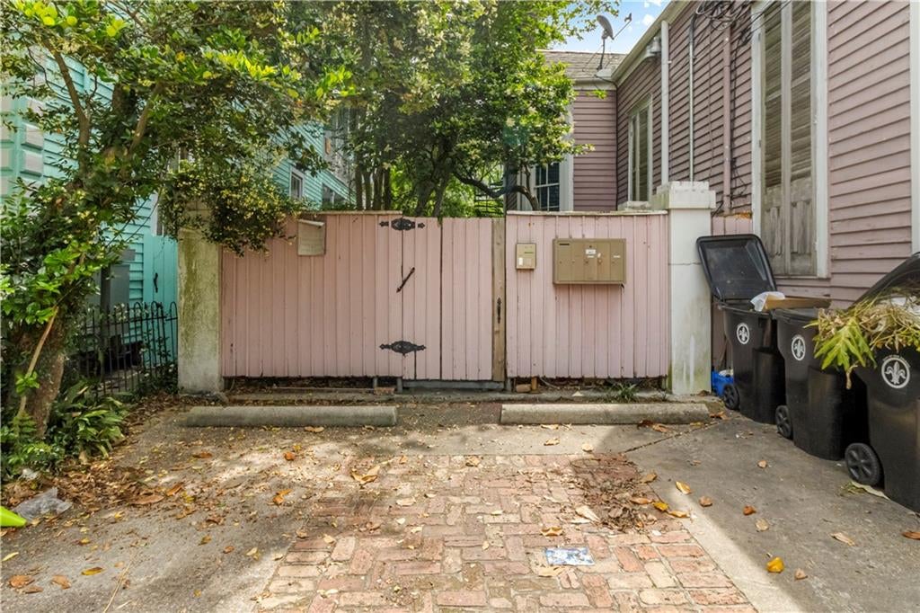 811 MARIGNY Street E