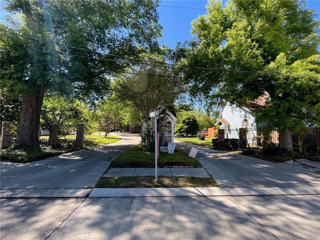 1016 GREENSPOINT Drive 1016