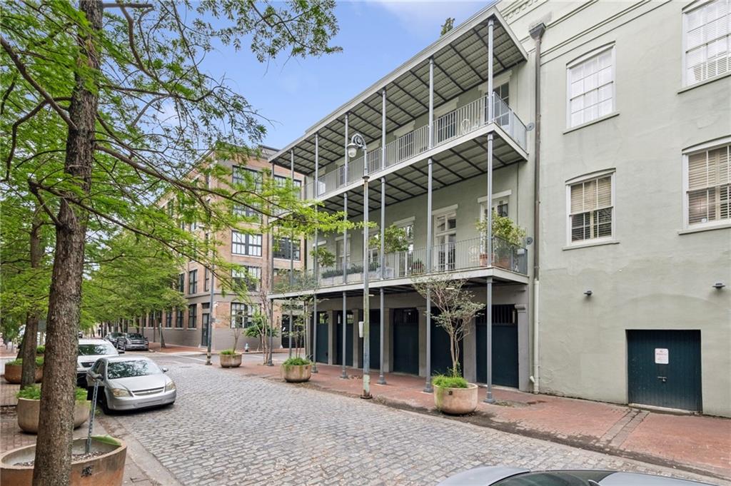 225 GIROD Street 302