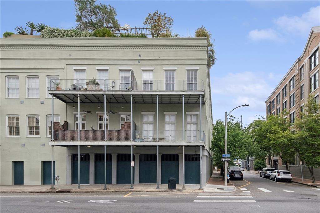 225 GIROD Street 302