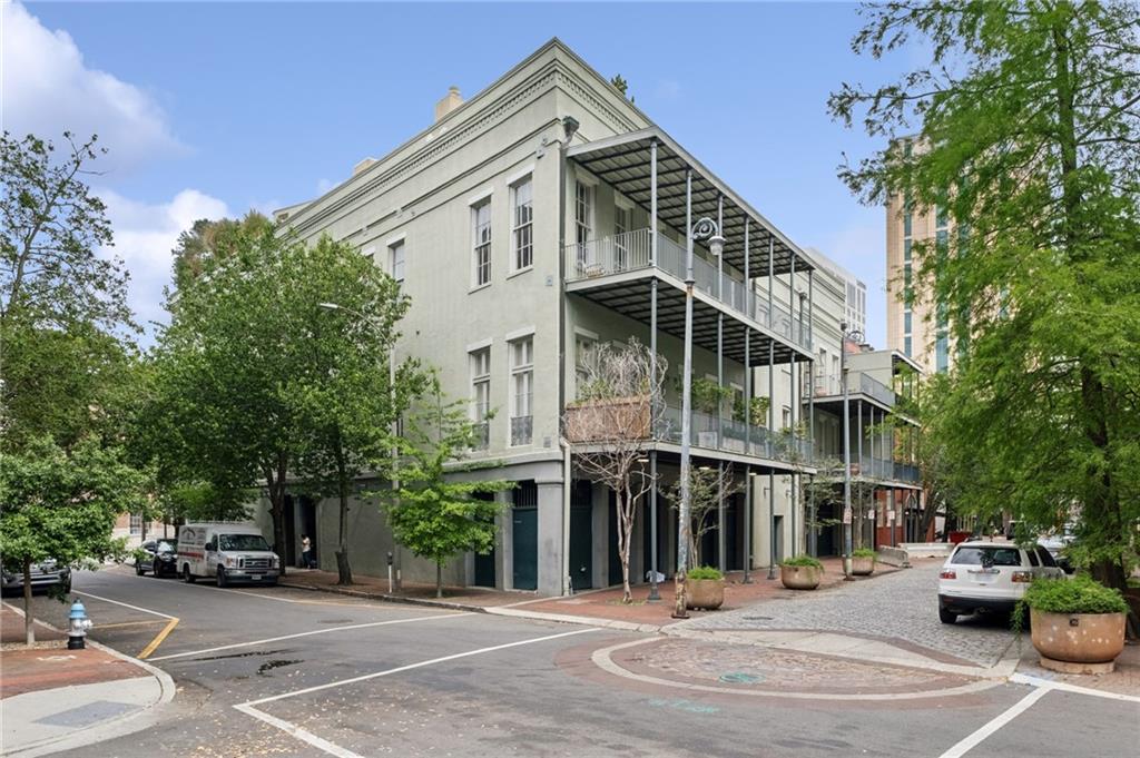 225 GIROD Street 302