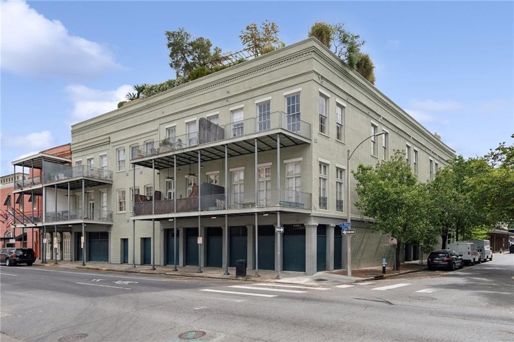 225 GIROD Street 302
