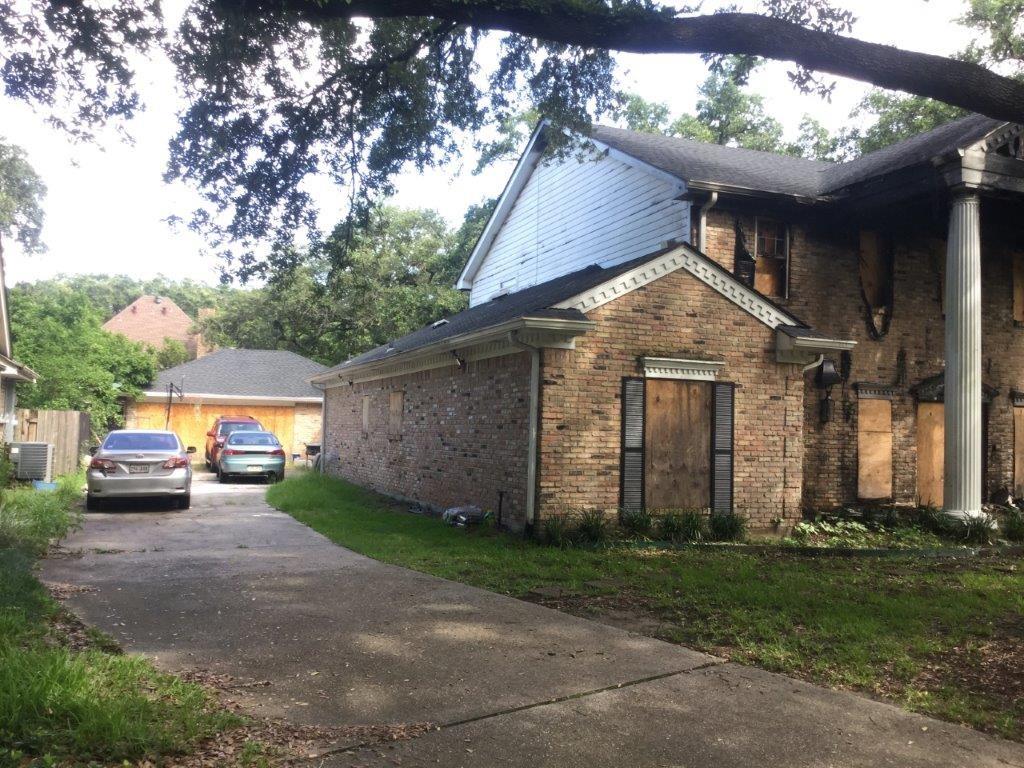 Photo 4 of 36 of 2433 BEDFORD Drive house