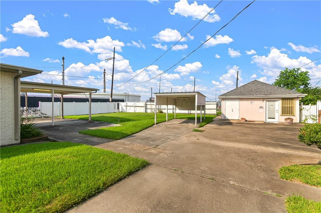 2813 E ST. BERNARD Highway