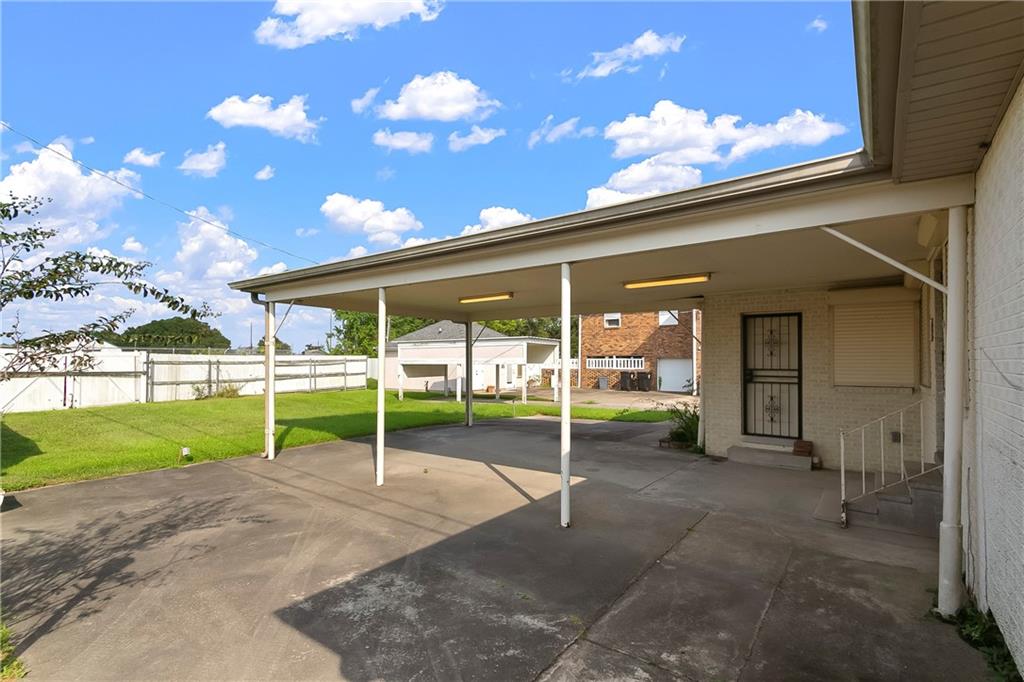2813 E ST. BERNARD Highway