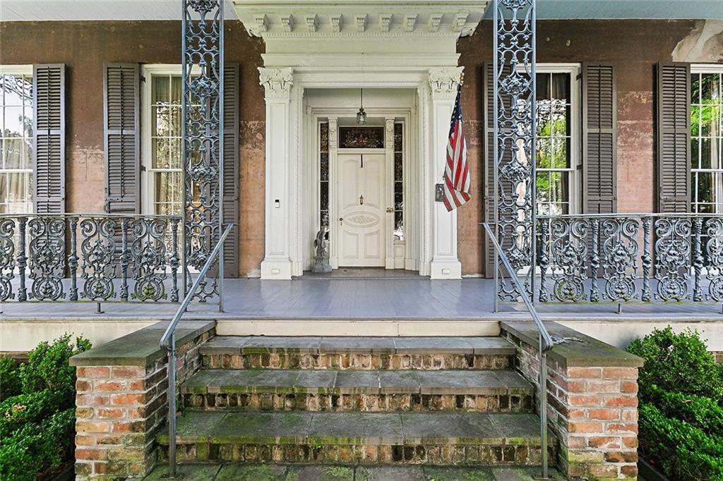 2027 CARONDELET Street