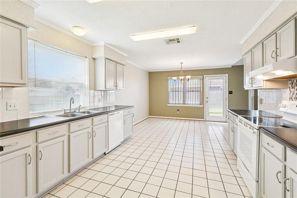 2405 AVE MONT MARTRE