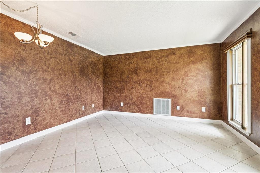 2405 AVE MONT MARTRE