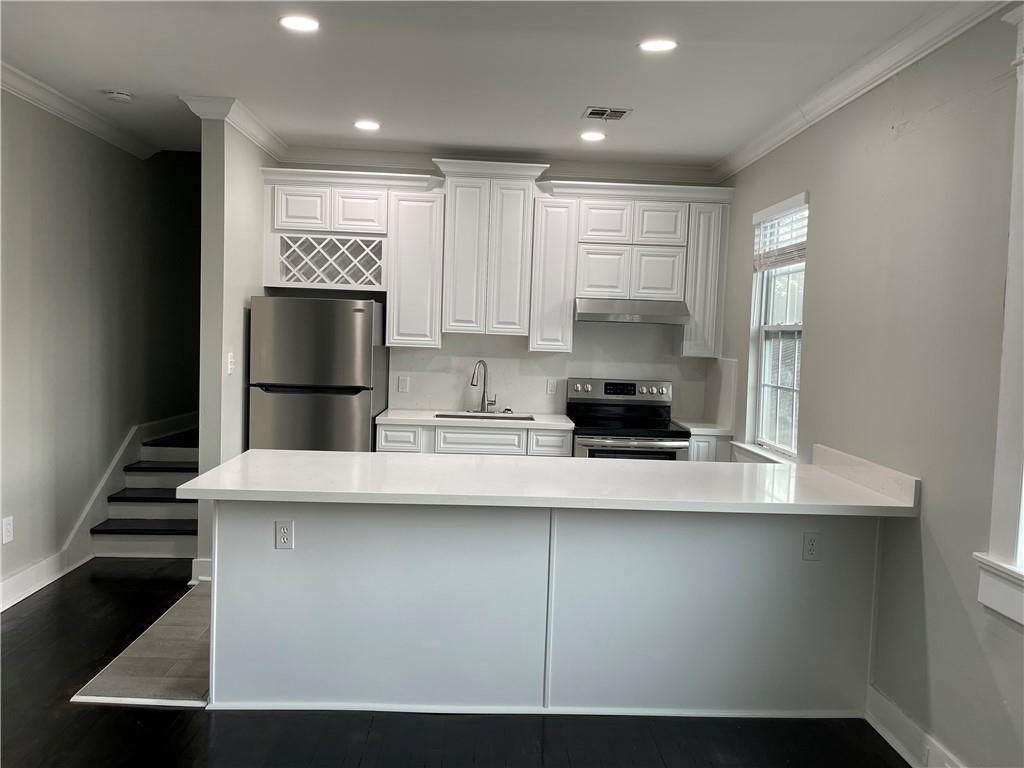 7026 S CLAIBORNE Avenue